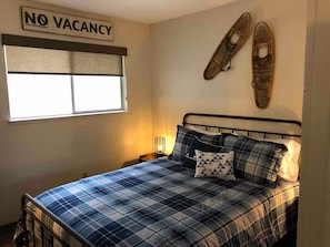 2 bedrooms, iron/ironing board, travel cot, free WiFi - Secluded Tahoe cabin, minutes from skiing & the lake. Large yard & pet friendly! (South Lake Tahoe)