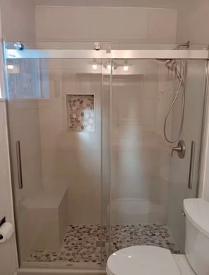 Combinazione doccia/vasca, asciugacapelli, asciugamani, sapone