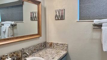 Duschwanne, Haartrockner, Handtücher, Seife