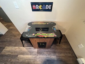 Games room - Secluded Tahoe cabin, minutes from skiing & the lake. Large yard & pet friendly! (South Lake Tahoe)