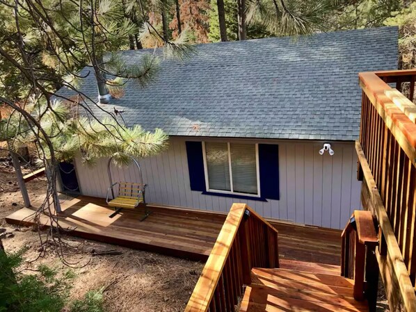 Property grounds - Secluded Tahoe cabin, minutes from skiing & the lake. Large yard & pet friendly! (South Lake Tahoe)