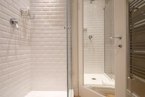 Dusche, Haartrockner, Handtücher, Shampoo