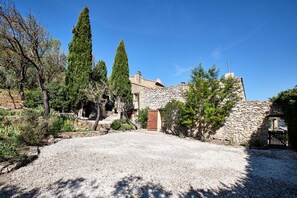 Exterior - Provencal farmhouse in central Provence (Caumont-Sur-Durance)
