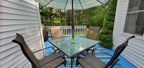 Outdoor dining - Quaint Cottage in Private Wooded Setting | Close to Lakes | Dogs Welcome (wolfeboro)