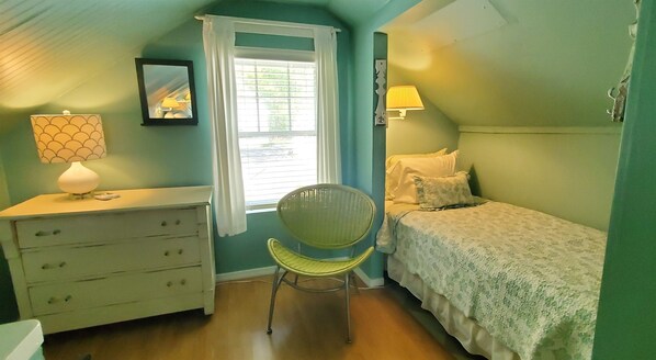 Second floor - twin bed alcove. - Quaint Cottage in Private Wooded Setting | Close to Lakes | Dogs Welcome (wolfeboro)