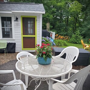 Outdoor dining - Quaint Cottage in Private Wooded Setting | Close to Lakes | Dogs Welcome (wolfeboro)