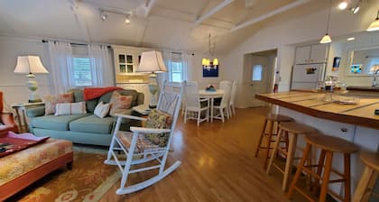 Viehättävä mökki yksityisessä metsässä Lähellä järviä | Koirat tervetulleita