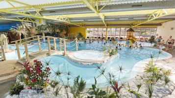 Piscine couverte, piscine extérieure, chaises longues