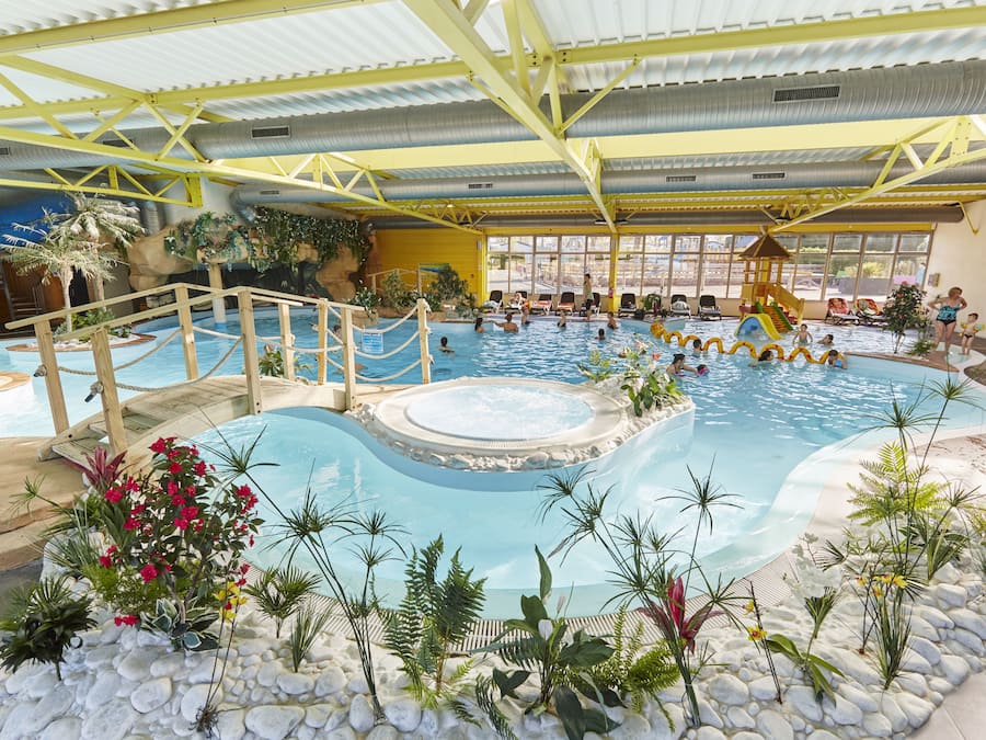 Piscina interna, piscina externa, espreguiçadeiras, salva-vidas no local