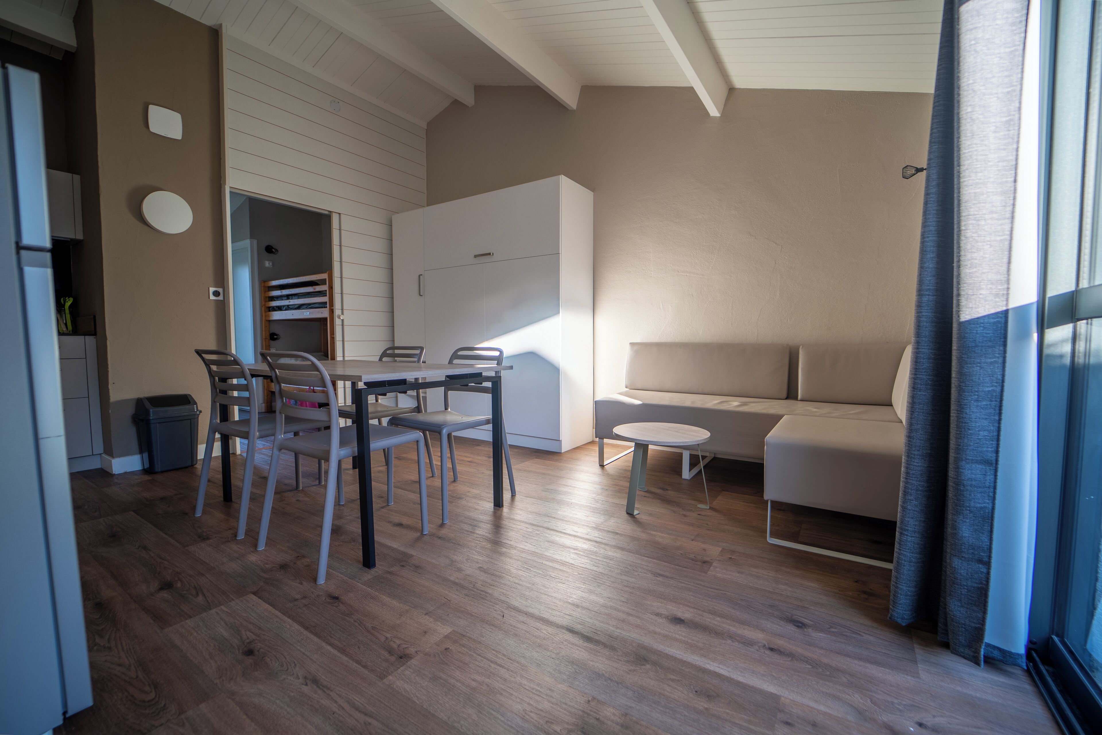 Estudio Premium, varias camas | Decoración personalizada, muebles diferentes y cortinas blackout 