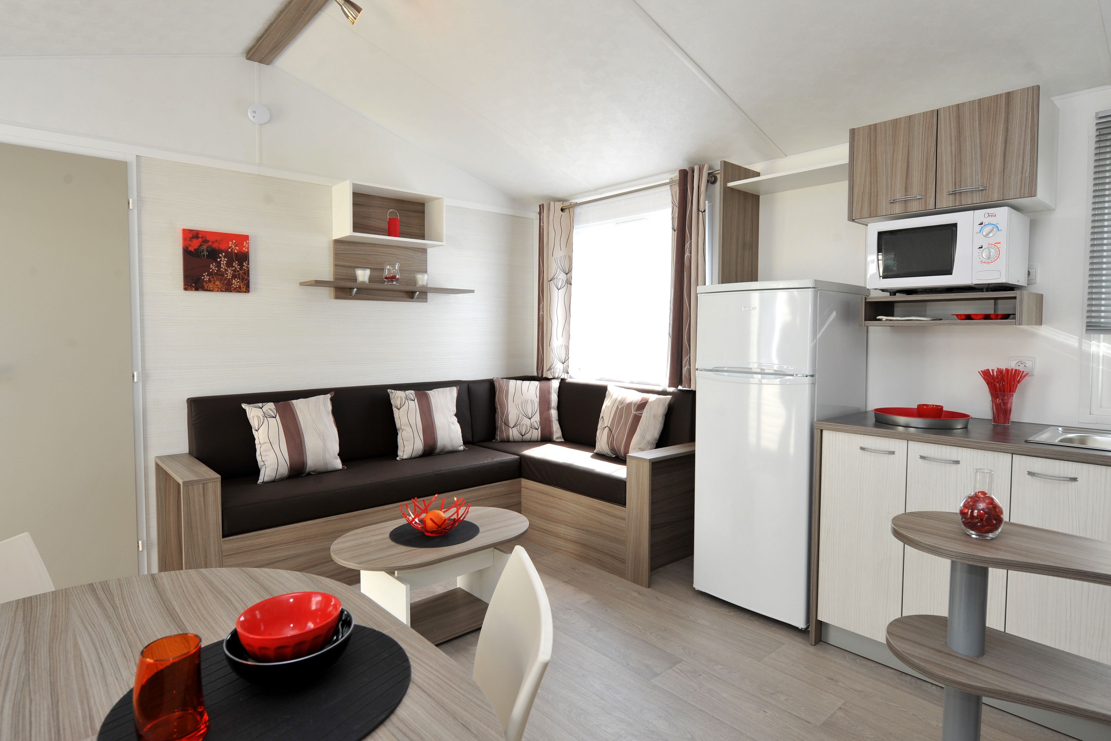 Mobile Home, 2 Bedrooms (Gamme passion) | Living area | Flat-screen TV, table tennis