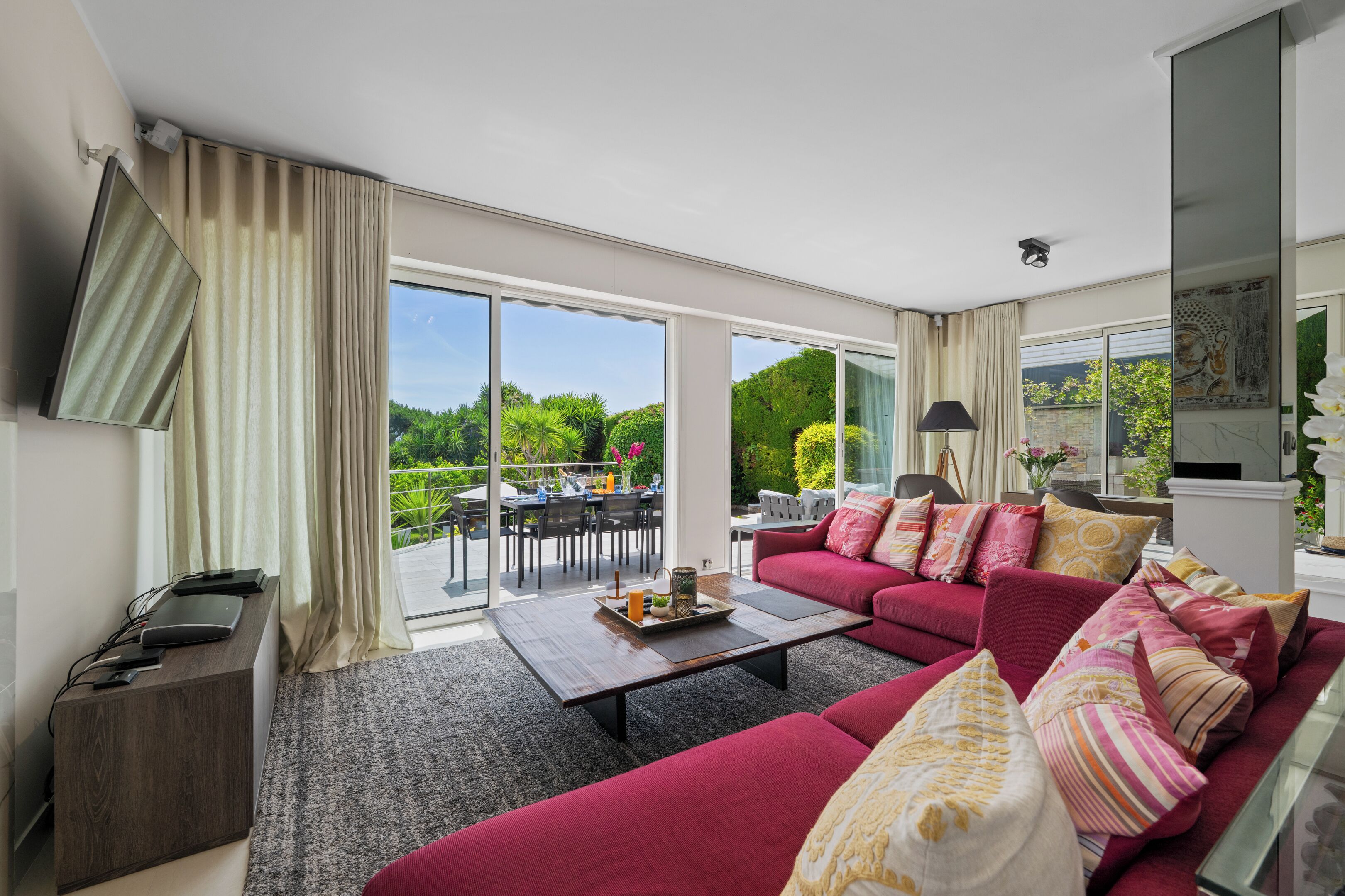 TV connectée, cheminée, jeux vidéo, lecteur de DVD