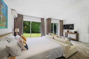 4 bedrooms, desk, iron/ironing board, travel crib - VILLA CANNES: V. private, 15 mins walk to beach. Child friendly. Salt water pool (Cannes)