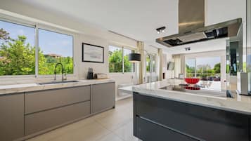 Fridge, microwave, oven, stovetop