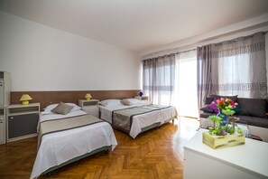 5 bedrooms, iron/ironing board, free WiFi, bed sheets - Holiday Home White House Split (Podstrana)