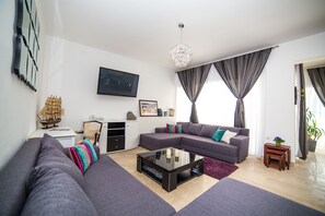 TV - Holiday Home White House Split (Podstrana)