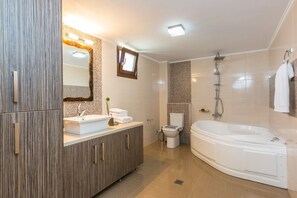 Ensemble douche/baignoire, baignoire à jets, sèche-cheveux