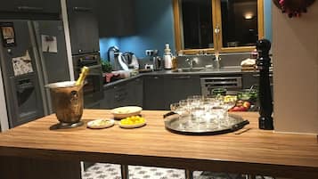 Réfrigérateur, micro-ondes, four, plaque de cuisson