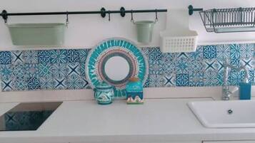 Kühlschrank, Ofen, Herdplatte, Wasserkocher mit Kaffee-/Teezubehör