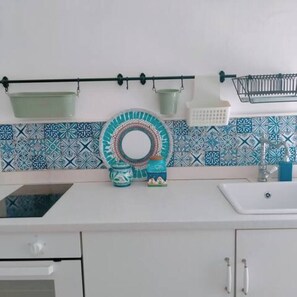 Réfrigérateur, four, plaque de cuisson, cafetière/bouilloire