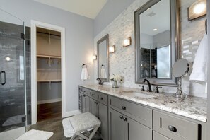 Combined shower/tub, jetted tub, hair dryer, towels
