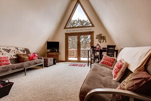 電視、壁爐、DVD 播放機