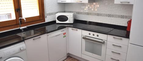 Refrigerador, microondas, horno y parrilla de estufa