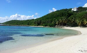 On the beach, sun loungers, beach towels - Studio Cannelle - n° 733 Anse des Rochers - Guadeloupe (Saint-François)