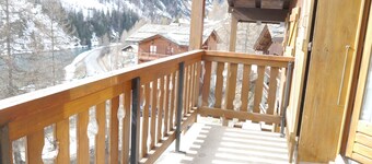 壮大な山の景色を望むラージ3ベッドセルフケータリングアパートメント