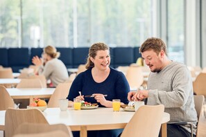 Café da manhã com buffet grátis todos os dias