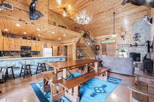 In Concan, private pool, outdoor fireplace, NO bunk beds, less than 5-minute drive to THE Frio River