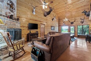 TV - In Concan, private pool, outdoor fireplace, NO bunk beds, less than 5-minute drive to THE Frio River (Concan)