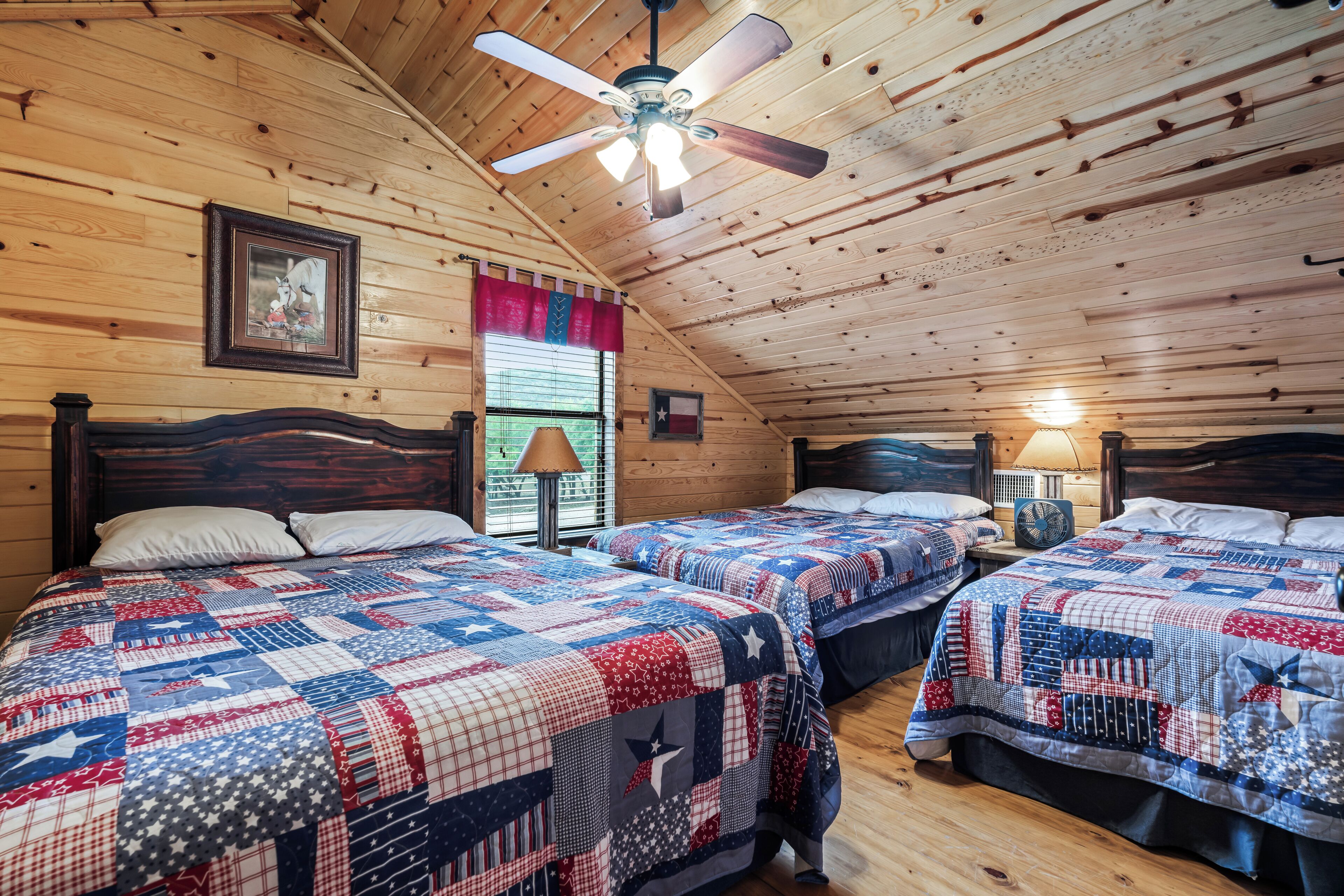 In Concan, private pool, outdoor fireplace, NO bunk beds, less than 5-minute drive to THE Frio River