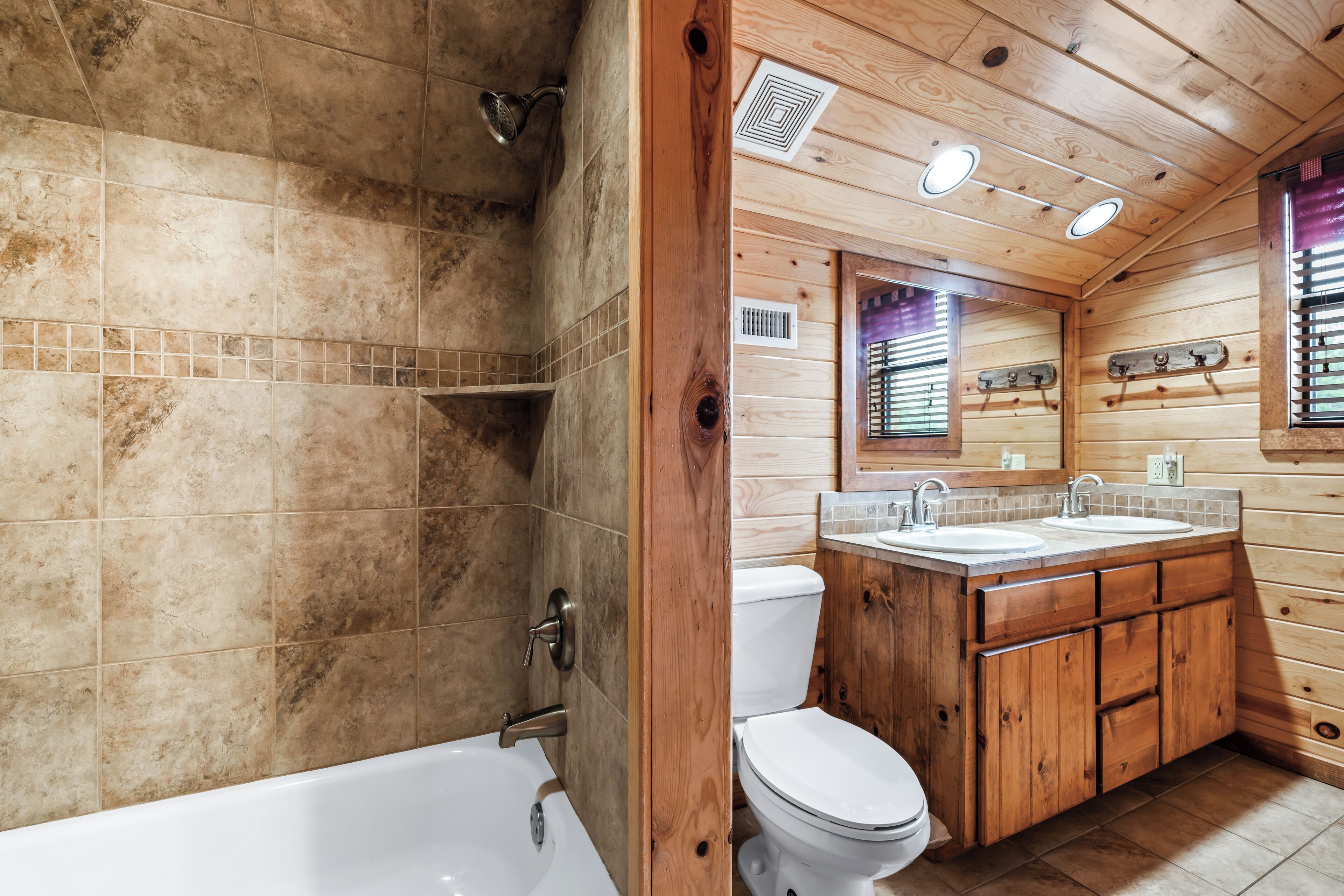 In Concan, private pool, outdoor fireplace, NO bunk beds, less than 5-minute drive to THE Frio River