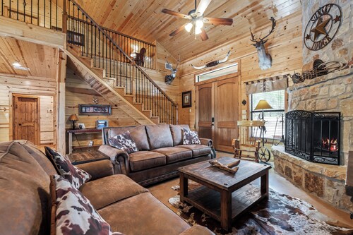 In Concan, private pool, outdoor fireplace, NO bunk beds, less than 5-minute drive to THE Frio River