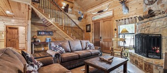 In Concan, private pool, outdoor fireplace, NO bunk beds, less than 5-minute drive to THE Frio River