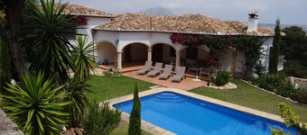 LUXURIOUS SEA VIEW VILLA IN THE TOSALET AREA