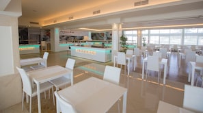 Colazione a buffet, servita tutte le mattine (18 EUR a persona) 