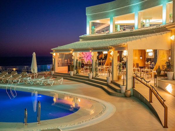 2 outdoor pools