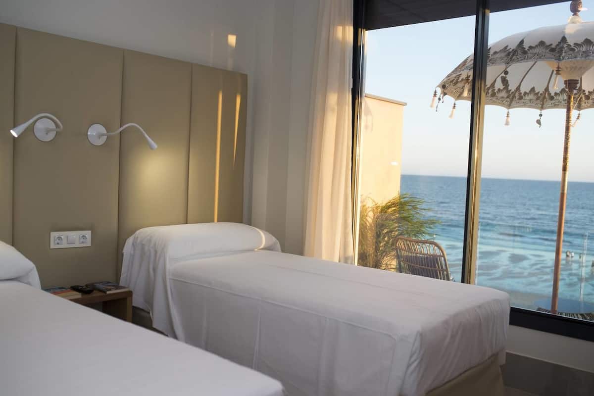 Minibar (some free items), in-room safe, WiFi (free), bed sheets