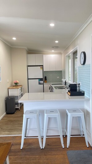 ثلاجة، ميكروويف، فرن، موقد طهي مسطح