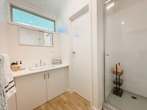 Dusj, hårføner, håndklær og såpe