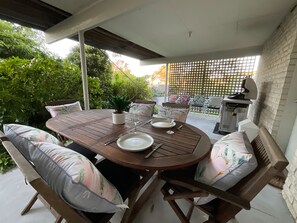 تناول الطعام بالخارج