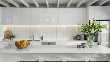 Frigorífico, microondas, placa de cocina y lavavajillas