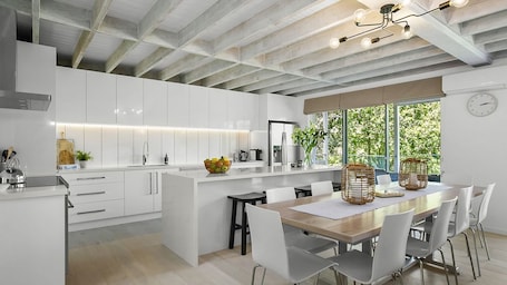 Fridge, microwave, stovetop, dishwasher. Danny Boy Coastal Retreat in Rye
