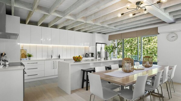 Fridge, microwave, stovetop, dishwasher