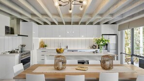 Réfrigérateur, four à micro-ondes, surface de cuisson, lave-vaisselle