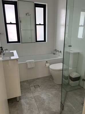 Baignoire, sèche-cheveux, serviettes fournies, savon