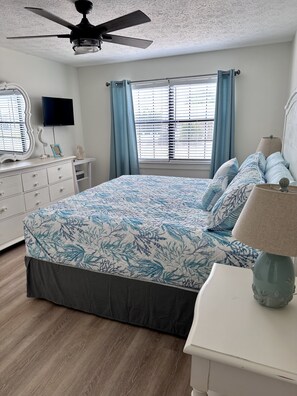 2 bedrooms, iron/ironing board, travel crib, WiFi - Private Pool, Walk to Beach 🏖️, Bright Sun Room, Quiet West End (Panama City Beach)