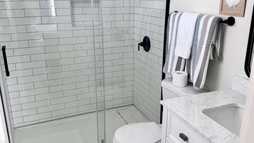 Combinazione doccia/vasca, asciugacapelli, asciugamani, sapone